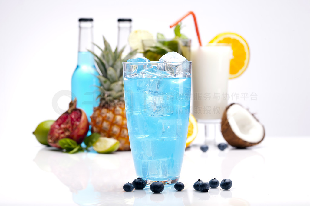 異國(guó)情調(diào)與純粹 白色背景下的酒飲藝術(shù)